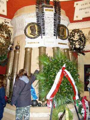 Novara 2003 - Interiér pomníku