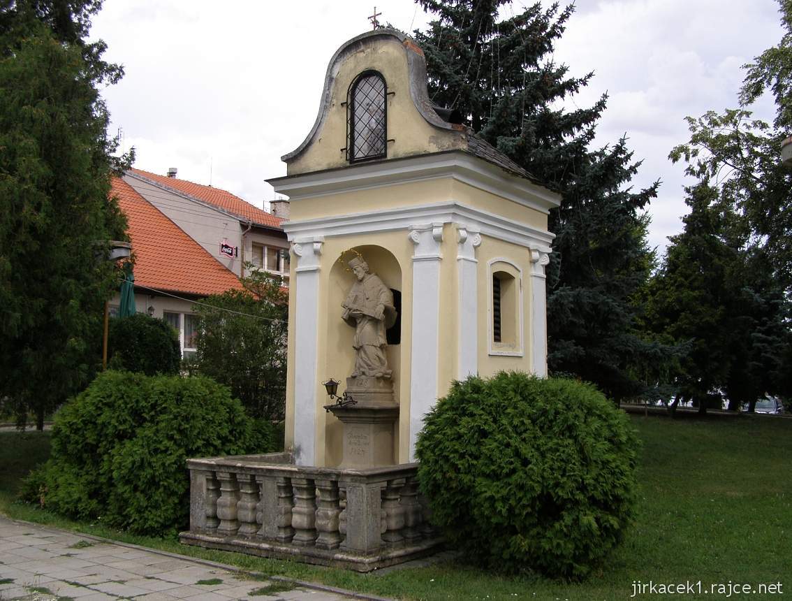 Pustiměř - zvonice se sochou sv. Jana Nepomuckého - celkový pohled
