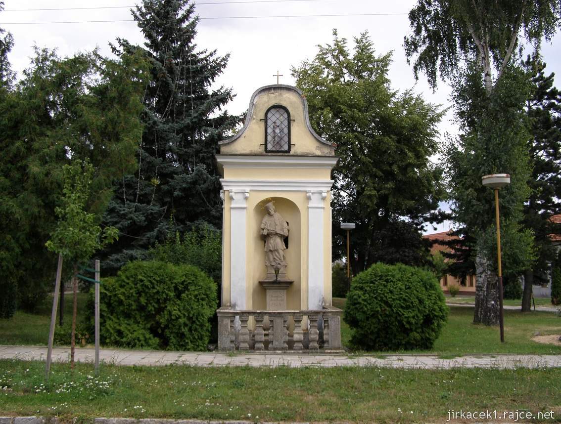 Pustiměř - zvonice se sochou sv. Jana Nepomuckého - čelní pohled