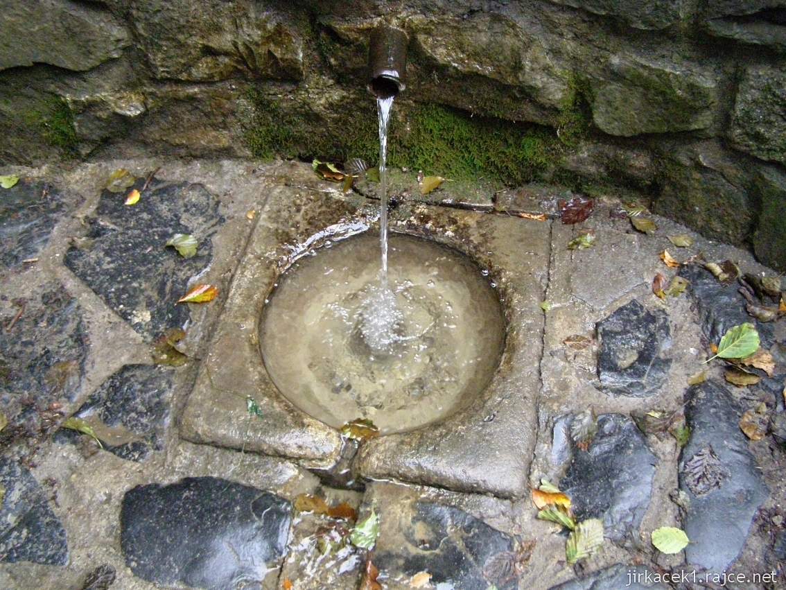 Studánka U mísy - sběrač vody ve tvaru mísy