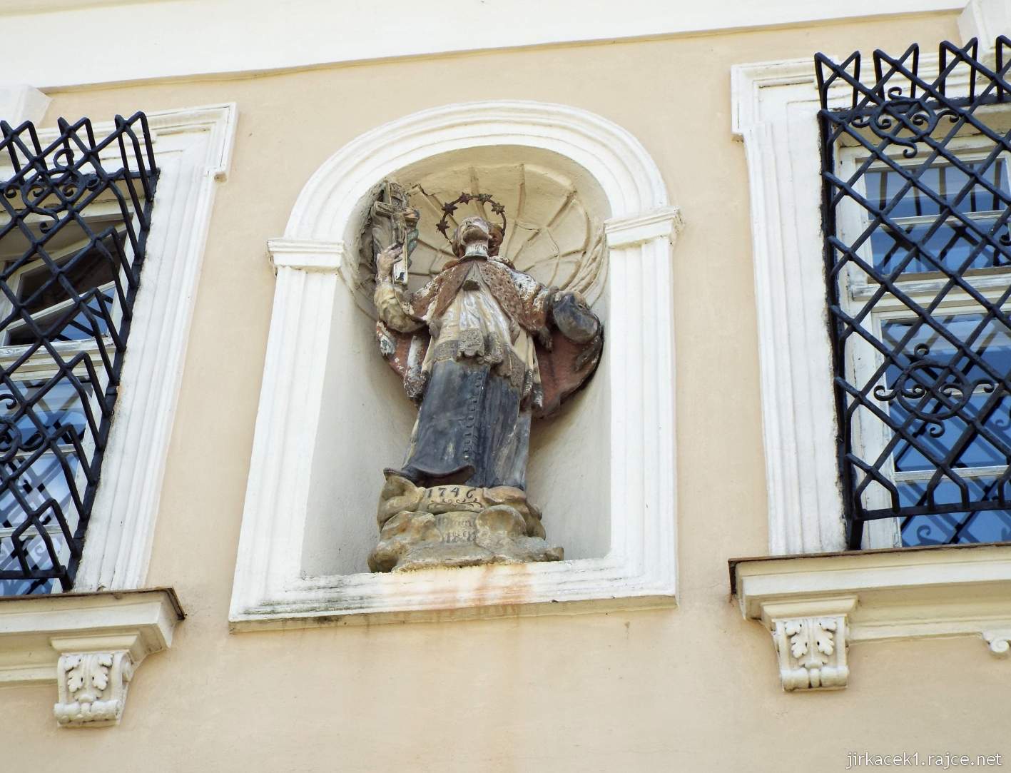 Cholina - fara a bývalá tvrz - nika se sochou sv. Jana Nepomuckého z roku 1746