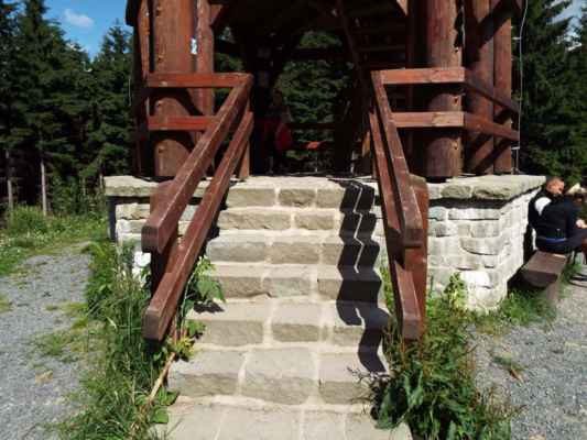 Velké Karlovice - rozhledna Miloňová - kamenné schody