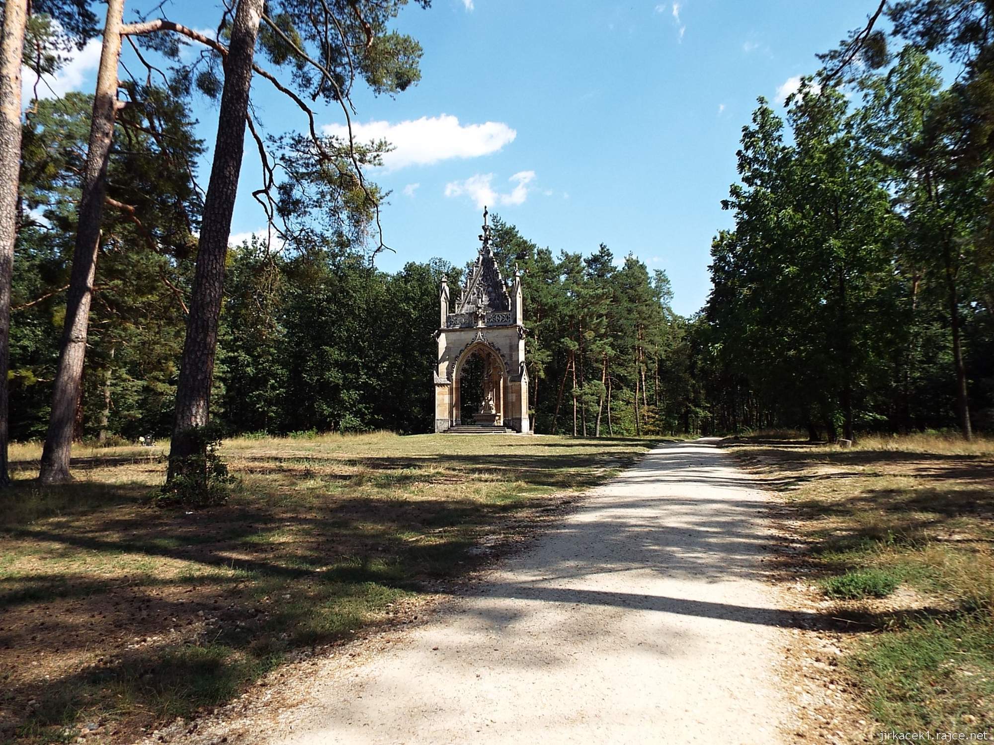 Lednicko - Valtický areál - Kaple svatého Huberta - lesní náměstí