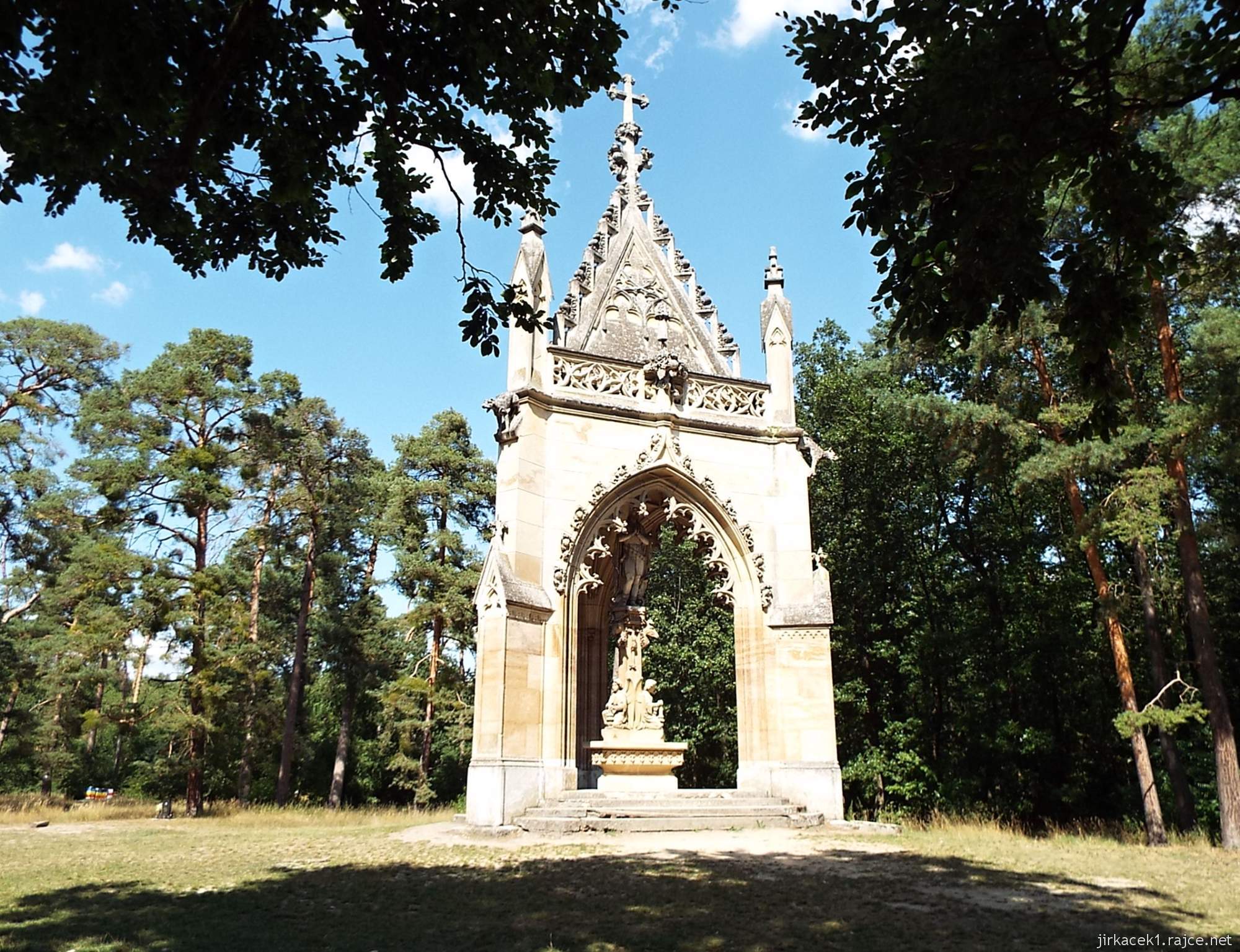 Lednicko - Valtický areál - Kaple svatého Huberta - socha sv. Huberta na podstavci se sochami andělů