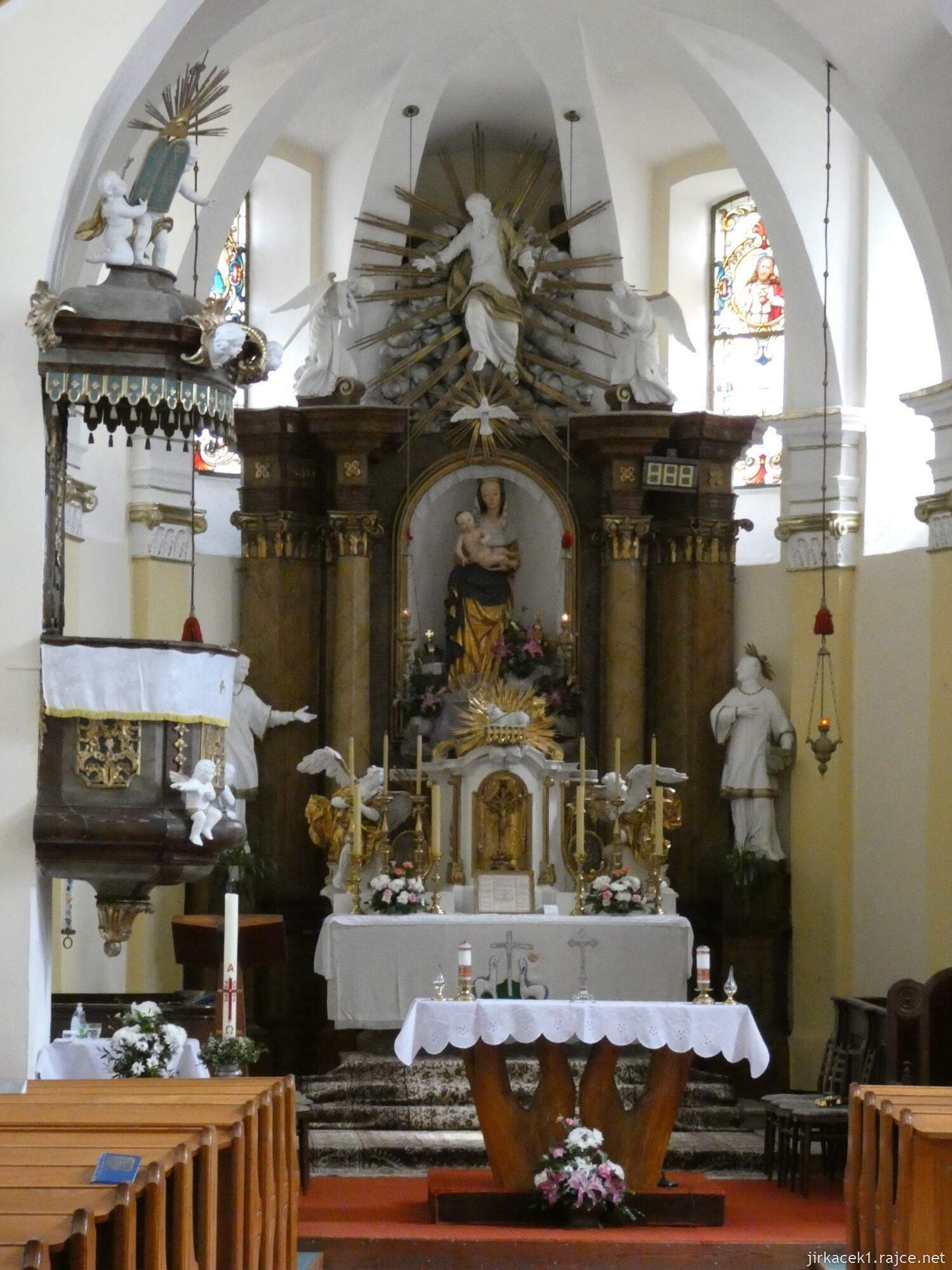 F - Koryčany - kostel sv. Vavřince 030 - oltář