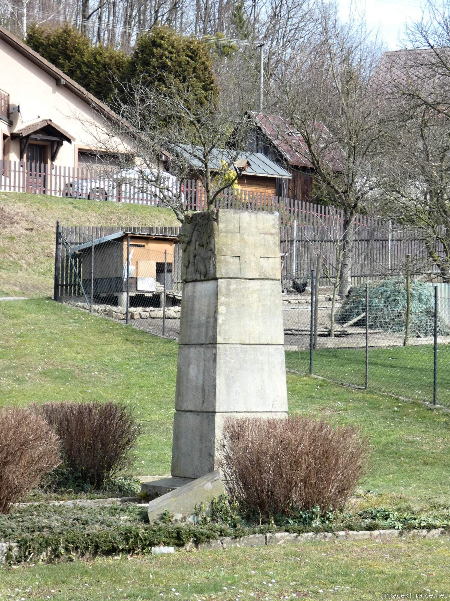 E - Rusava - památník obětem války
