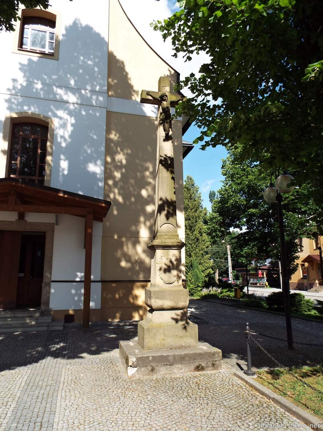 017 - Nový Hrozenkov - kostel sv. Jana Křtitele 04 - kříž s Kristem u vchodu