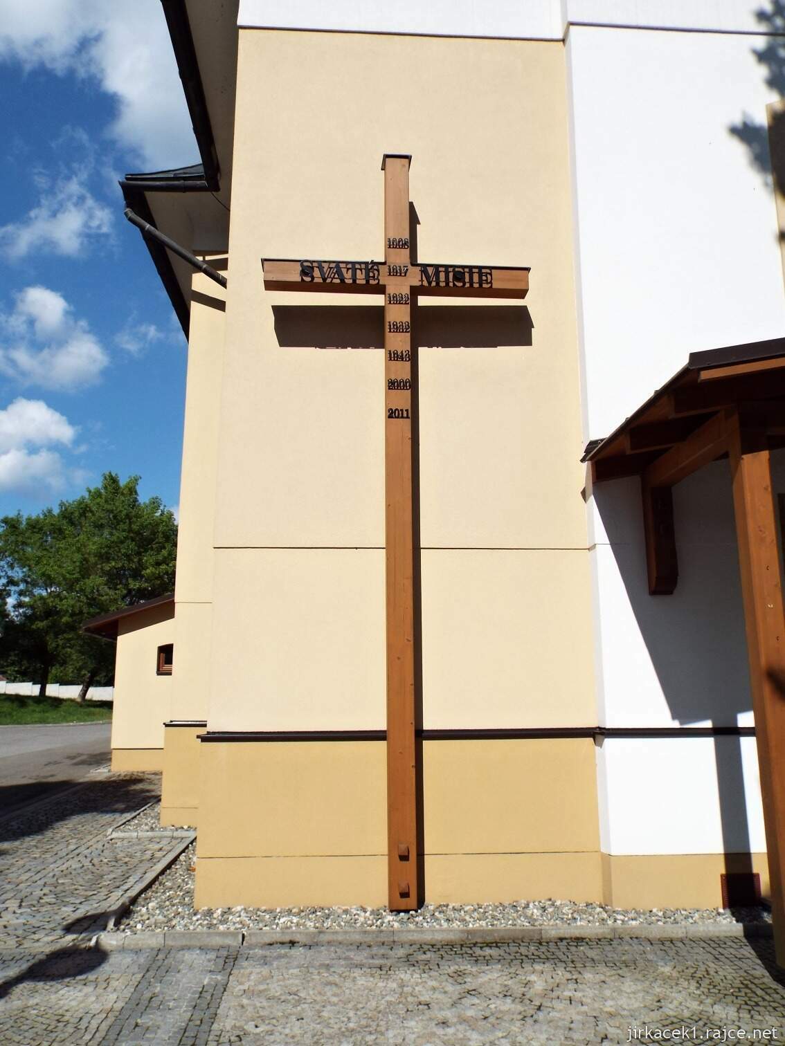 017 - Nový Hrozenkov - kostel sv. Jana Křtitele 05 - misijní kříž u vchodu