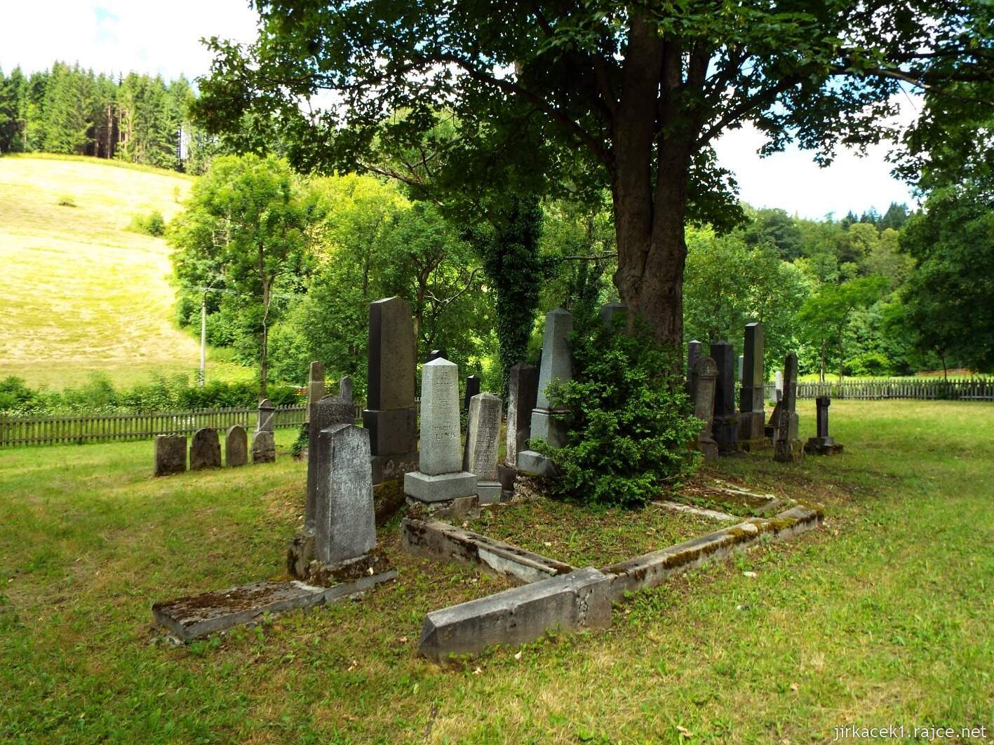 019 - Velké Karlovice - židovský hřbitov 04