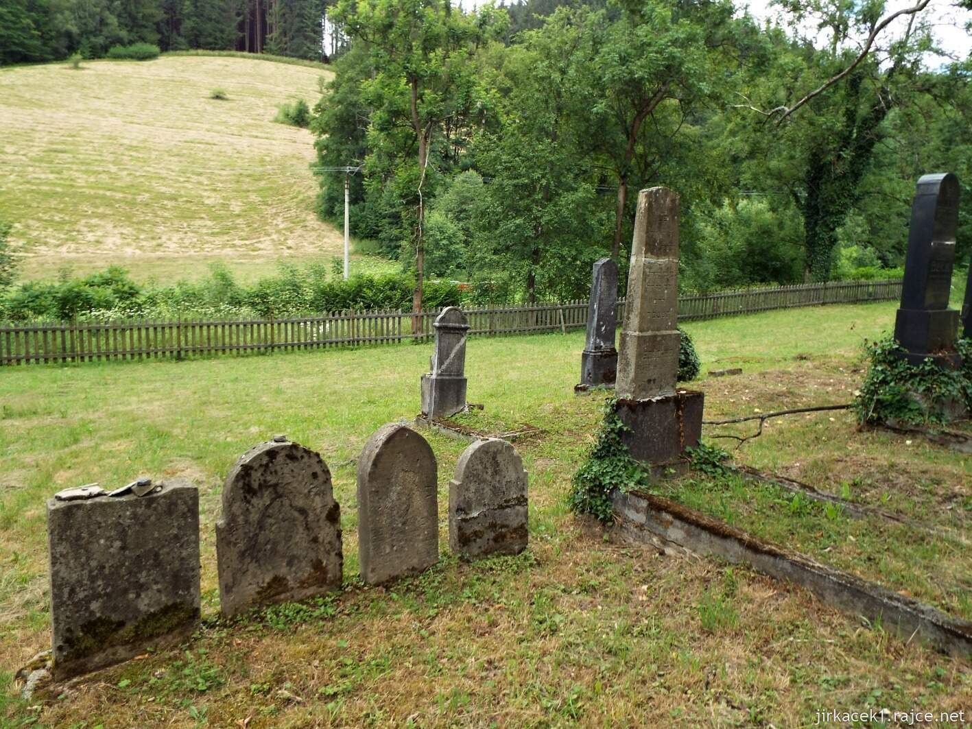 019 - Velké Karlovice - židovský hřbitov 12