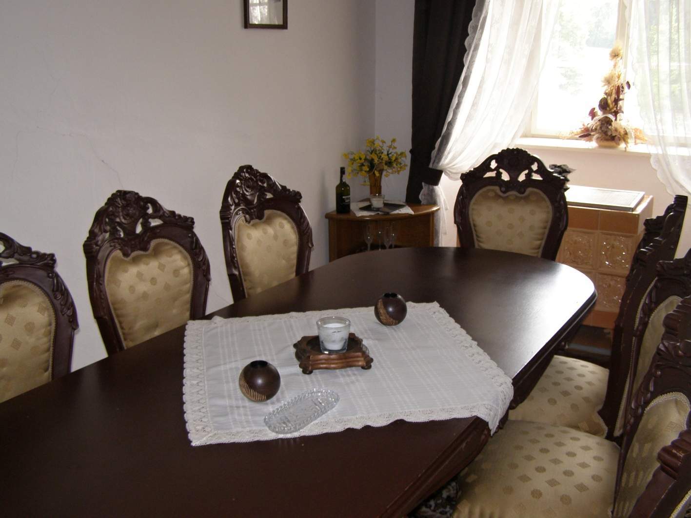 zámek Bludov 15 - stůl v salonku vedle velkého sálu