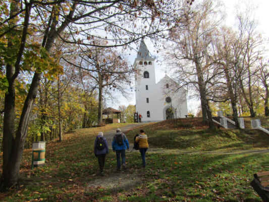 Křížový vrch - V polovině 19. století byl na tomto místě postaven nový kostel, ke kterému byla v roce 1931 přistavěna věž. Ta začala sloužit jako rozhledna. V letech 1967-95 kostel i s věží využívali vojáci a poté začal chátrat. Ke zvratu došlo až v roce 2004, kdy byla provedena jeho rekonstrukce a věž přivítala první návštěvníky. Z rozhledny, vysoké 22 metrů, je hezký výhled na vrcholky Českého lesa, na nedaleký Chotěšov s klášterem a město Stod. Vyhlídková plošina se nachází ve výšce 13 metrů.