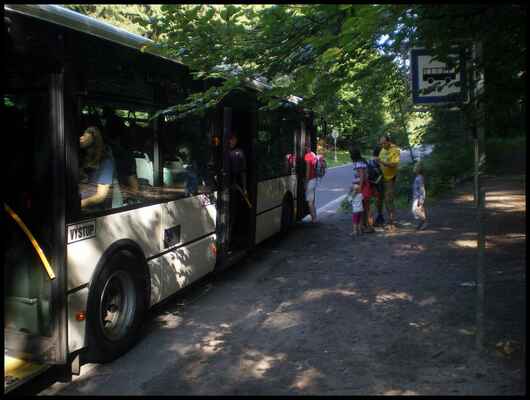 Autobusem s Atabe k Pravčické bráně, kluci přijedou stopem