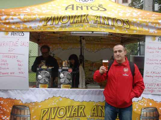 Pivo čepuje pan Josef Paulík, jednatel a spolumajitel firmy Golem Slaný, jež Pivovar Antoš provozuje.