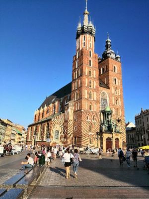Polsko - město Krakow - Polsko - královské město Krakow - náměstí... kostel Nanebevzetí Panny Marie...