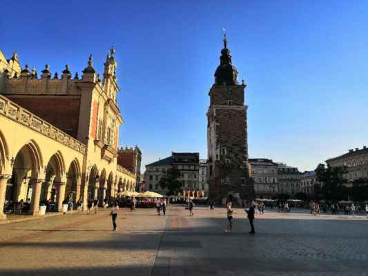 Polsko - město Krakow - Polsko - královské město Krakow - náměstí... historická tržnice Sukiennice a radniční věž...