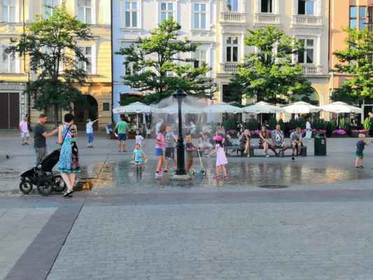 Polsko - město Krakow - Polsko - královské město Krakow - náměstí... vodní osvěžovač...