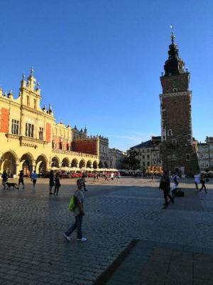 Polsko - město Krakow - Polsko - královské město Krakow - náměstí... historická tržnice Sukiennice a radniční věž...