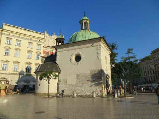 Polsko - město Krakow - Polsko - královské město Krakow - náměstí... kostelík svatého Vojtěcha...