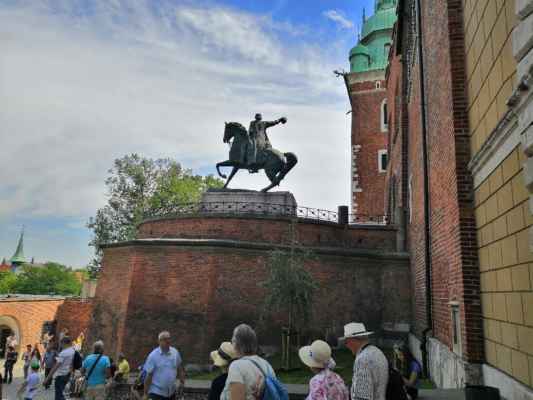 Polsko - město Krakow - Polsko - královské město Krakow - cesta na Královský hrad na Wawelu... památník Tadeusz Kościuszko...