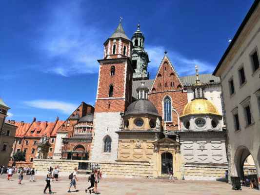 Polsko - město Krakow - Polsko - královské město Krakow - Královský hrad na Wawelu - nádvoří, v pozadí Katedrální bazilika svatého Stanislava a svatého Václava...