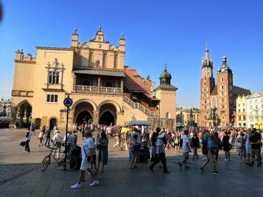 Polsko - město Krakow - Polsko - královské město Krakow - náměstí... historická tržnice Sukiennice...