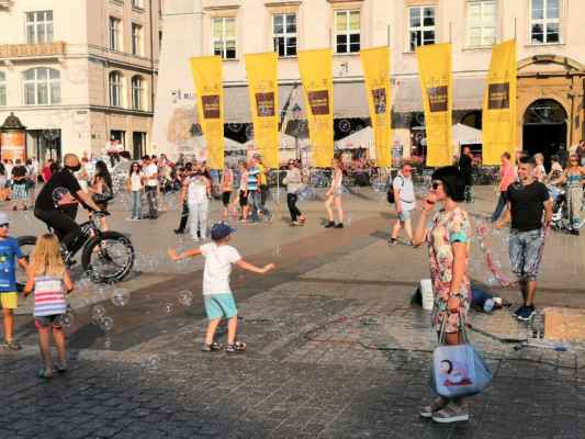 Polsko - město Krakow - Polsko - královské město Krakow - náměstí... děti běhají za bublinama...
