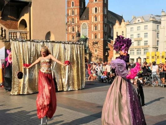 Polsko - město Krakow - Polsko - královské město Krakow - náměstí... divadelní představení na chůdách...