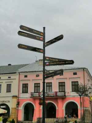 Polsko - město Krosno - Polsko - město Krosno - večerní procházka... náměstí - rozcestník - do Uherského Hradiště to je 460km...