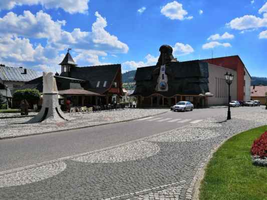 Slovensko - vesnička Stará Bystrica - Náměstí - fontána se sochou svatého Michala Archanděla a Slovenský orloj...
