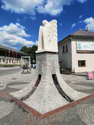 Slovensko - vesnička Stará Bystrica - Náměstí - fontána se sochou svatého Michala Archanděla...