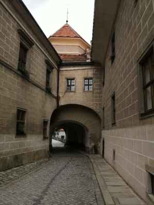Česko - Telč - Dolní brána - původní gotická brána s vodním příkopem stávala níže, ta současná vznikla při přestavbě zámku v roce 1579.