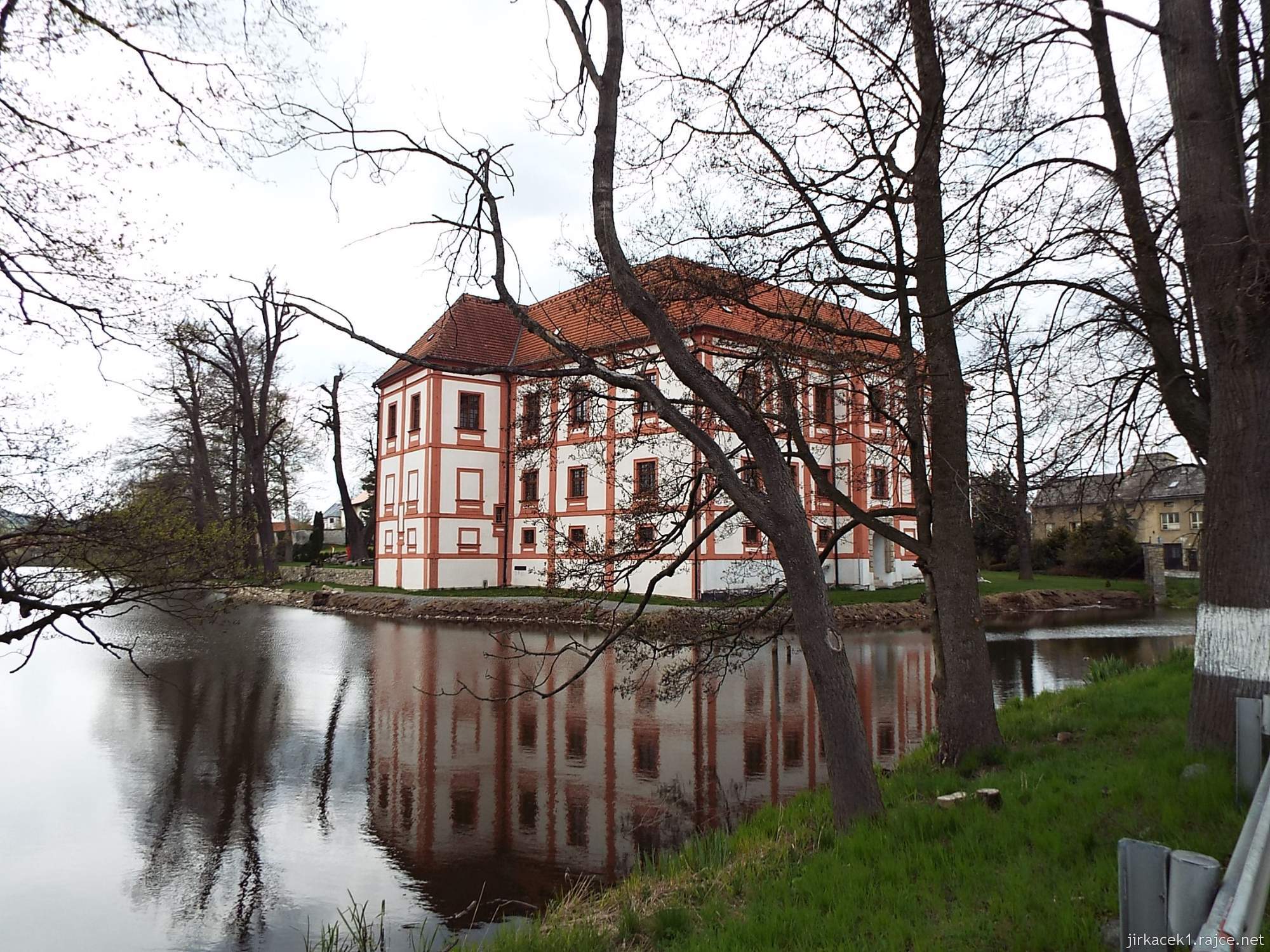 Horní Cerekev - zámek 14 - boční část a zámecký rybník