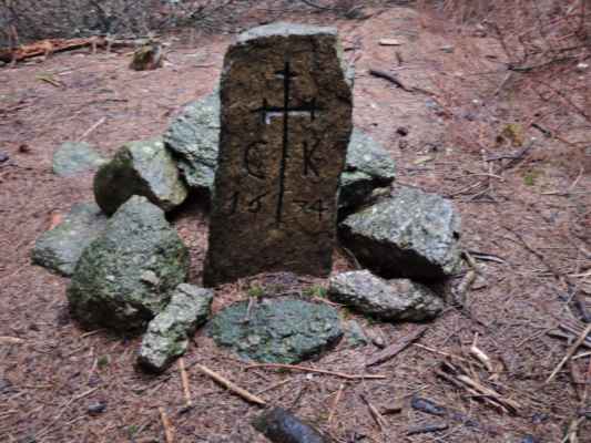 Klogertův kámen připomíná tragickou smrt lesního dělníka v 17. století (r. 1674).