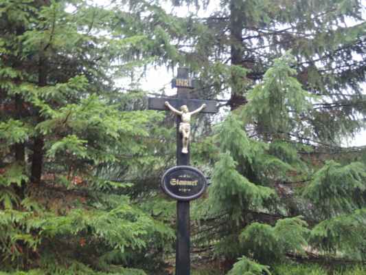Je to asi nejslavnější jizerskohorský pomníček - Stammel byl slavný jizerský pytlák.
