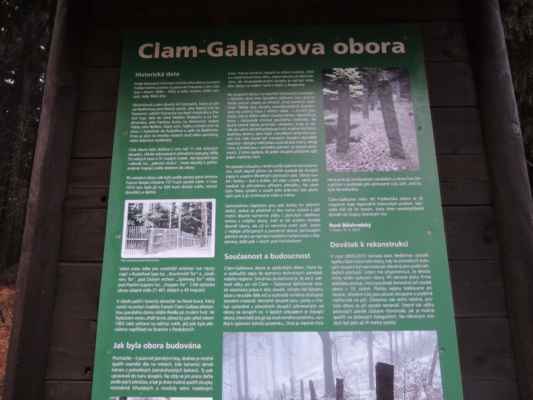 Clam-Gallasové vytvořili v Jizerských horách oboru o rozloze 55 kilometrů čtverečných a obvodu 42 kilometrů. Ohraničili ji dřevěným plotem zavěšeným na 11 800 žulových sloupcích. Ohradu stavěli v letech 1848 až 1852, sloužila také jako zásobárna zvěře pro panské štvanice.
.