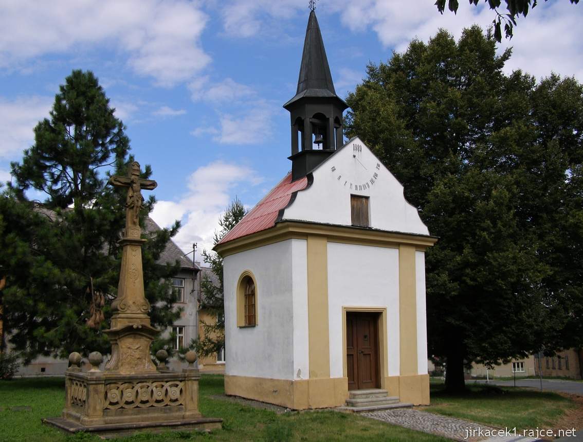 Unčovice - kaple sv. Anny se slunečními hodinami a vedle krucifix