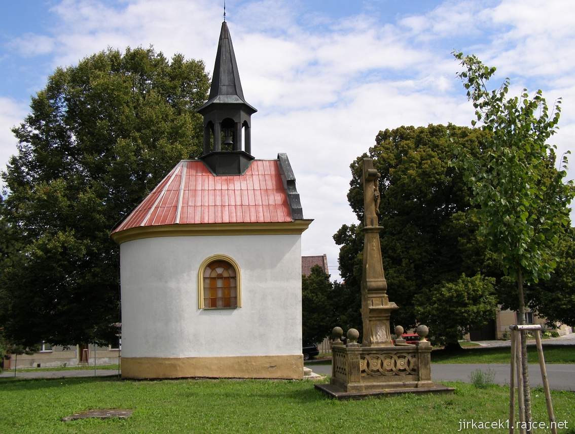 Unčovice - kaple sv. Anny - boční pohled a krucifix