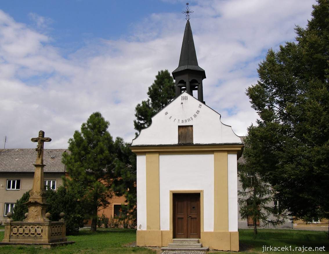 Unčovice - kaple sv. Anny se slunečními hodinami a vedle krucifix