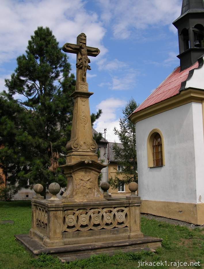 Unčovice - kaple sv. Anny a vedle krucifix
