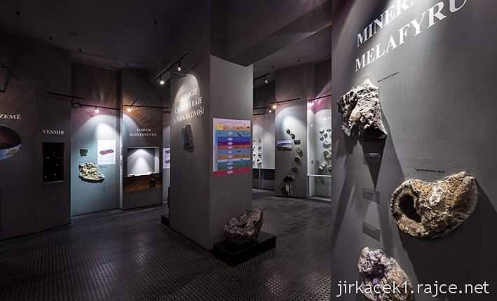 Turnov - muzeum českého ráje 16 - expozice minerálů