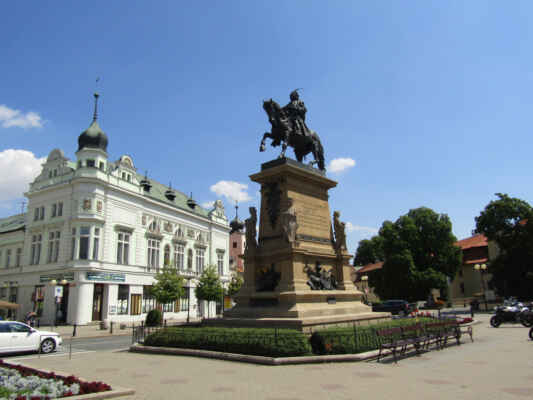 Jezdecká socha krále Jiřího byla zhotovena v letech 1890-96 podle návrhu Bohuslava Schnircha. Socha na pískovcovém podstavci je tvořena dvanácti měděnými pláty upevněnými na ocelové kostře.
