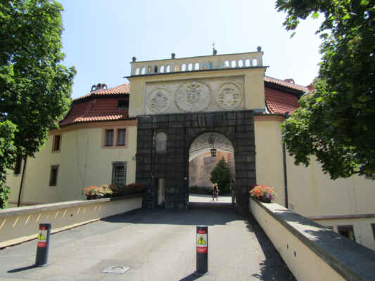 Gotický hrad, sídlo krále Jiřího z Poděbrad, založil již Přemysl Otakar II. Renesanční proměnou v lovecký zámek prošel za císaře Ferdinanda I., současnou barokní tvář získal v letech 1723–80.
Památkou na původní sloh jsou mimo jiné gotické nástěnné malby v kapli. Životu Jiřího z Poděbrad se věnuje zámecká expozice a to doslova od jeho počátků - jedna z místností je považována za královu rodnou světnici.
