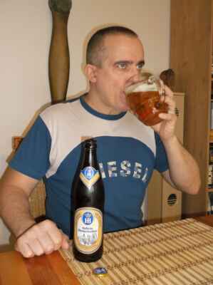 HOFBRÄU OKTOBERFESTBIER 6,3% ječné 13°, chmely-Herkules, Perla, Magnum, Select, München-Německo (2) - Písmena HB s korunou jsou známá po celém světě. Pivovar je jedním ze dvou zbývajících tradičních bavorských pivovarů, které stále zůstávají v bavorských rukou. "Hofbräu, mein München" je vášnivým vyznáním města, jeho lidí a bavorského způsobu života. Pivovar byl založený v roce 1589 vévodou Wilhelmem V. a má tedy velice dlouhou historii vaření piva.