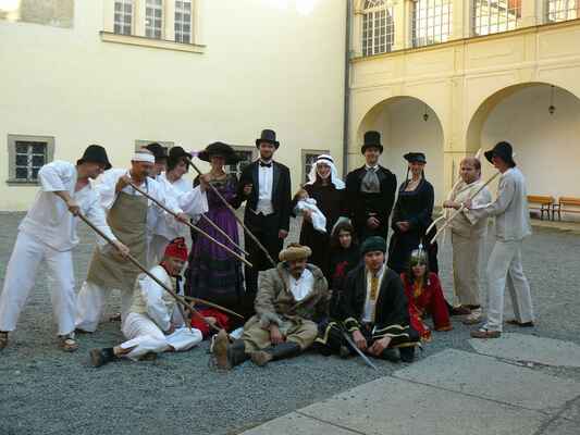 Spolupořadateli programu byly Skupina historického šermu Biskupští manové z Kroměříže a Klub vojenské historie francouzského císařství.
