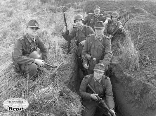 Skupinová fotografie příslušníků 72. Pěšího regimentu. Obranné pozice v okolí obce Bernolákovo, Slovensko1945