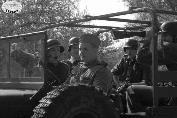Přepadení sovětské kolony. Příslušníci Wehrmachtu nutí ke spolupráci sovětského řidiče. Morava 1945