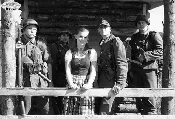 Příslušníci 72.Pěšího regimentu se fotí s místní obyvatelkou. Neznámá obec,Česko-Slovenské pomezí 1945