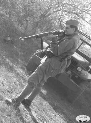 Sovětský voják s čerstvě ukořisťěnou zbraní. Ořechov 1945